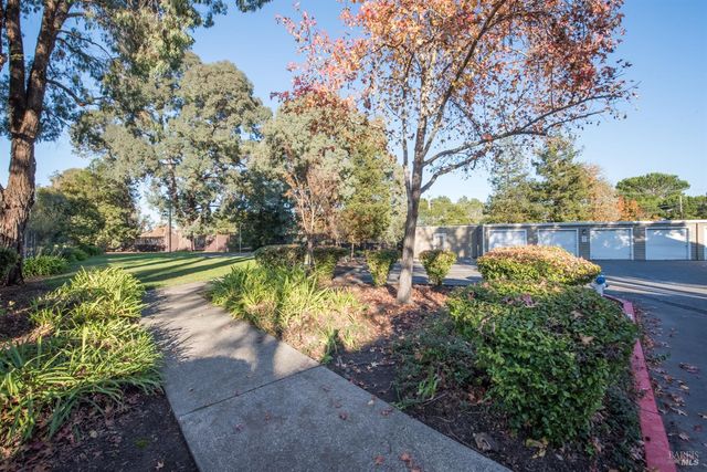 2147 W Steele Ln, Santa Rosa, CA 95403