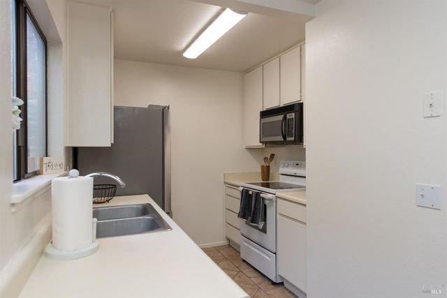 2147 W Steele Ln, Santa Rosa, CA 95403