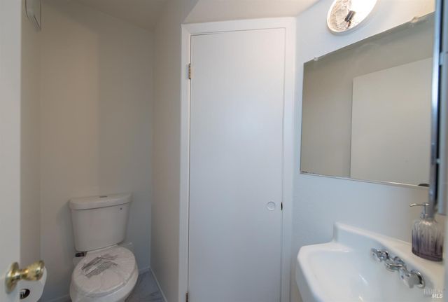 2147 W Steele Ln, Santa Rosa, CA 95403