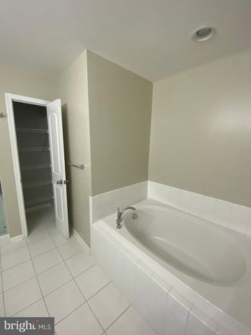 640 JACOBSEN CIR, Newark, DE 19702