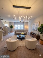 640 JACOBSEN CIR, Newark, DE 19702