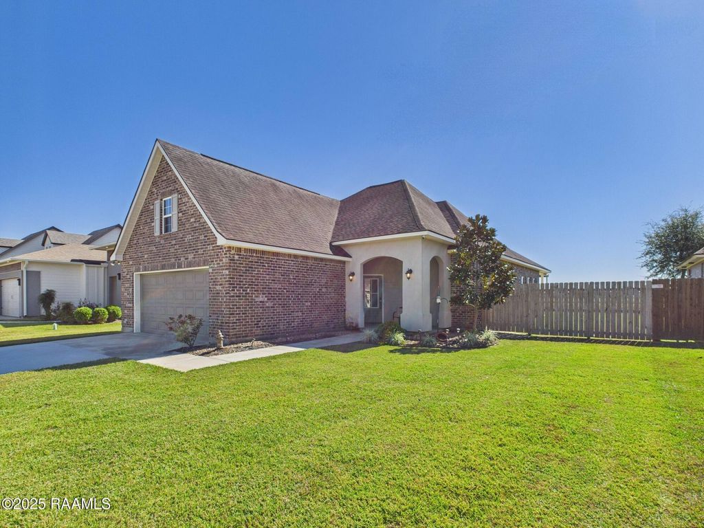 204 Whispering Meadows Road, Broussard, LA 70518