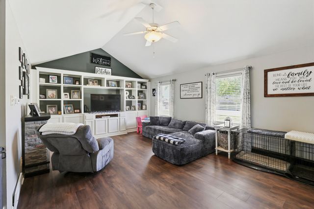 913 North Meadowhill Road, Paris, KY 40361