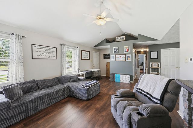 913 North Meadowhill Road, Paris, KY 40361