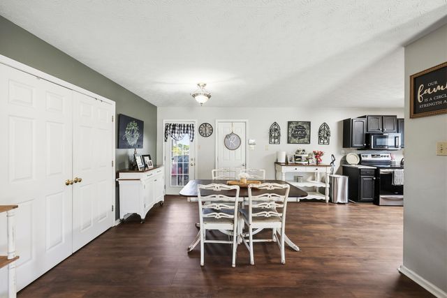 913 North Meadowhill Road, Paris, KY 40361