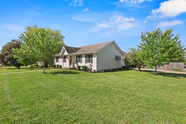 913 North Meadowhill Road, Paris, KY 40361
