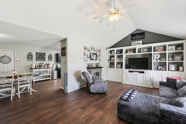 913 North Meadowhill Road, Paris, KY 40361