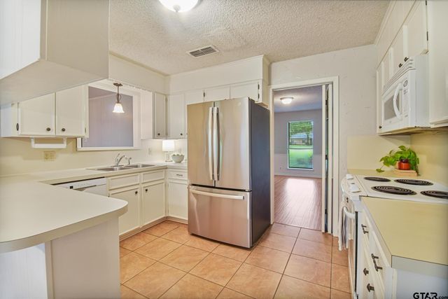 201 Karla Dr, Whitehouse, TX 75791