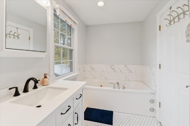 22 Reservoir St, Seekonk, MA 02771