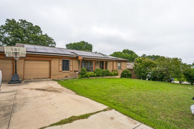 808 Lee Drive, Bedford, TX 76022