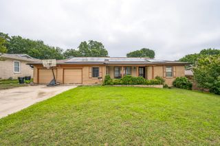 808 Lee Drive, Bedford, TX 76022