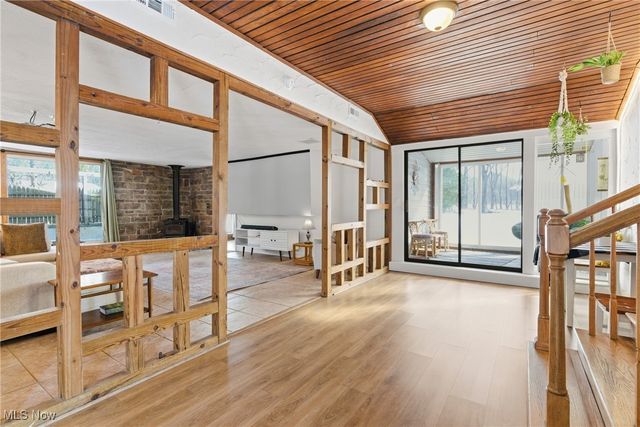 9800 Gleeson Drive, Valley View, OH 44125