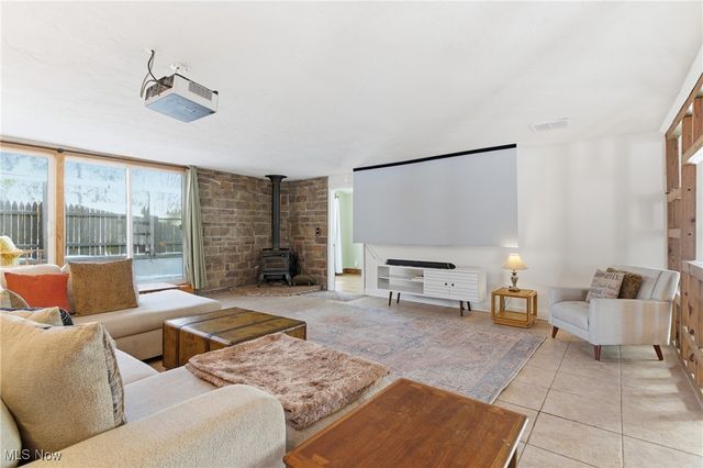 9800 Gleeson Drive, Valley View, OH 44125