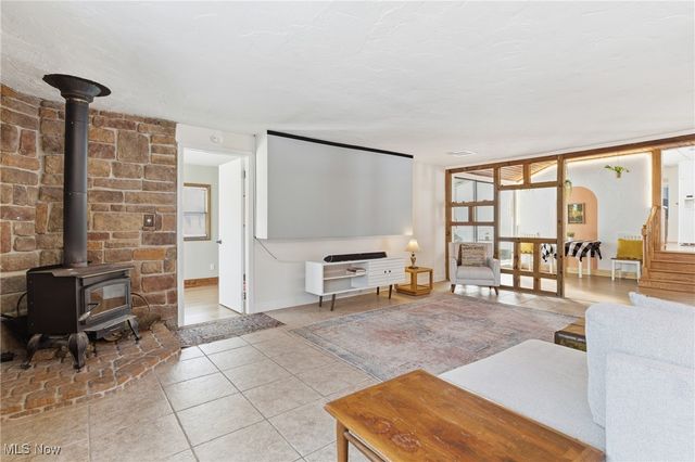 9800 Gleeson Drive, Valley View, OH 44125