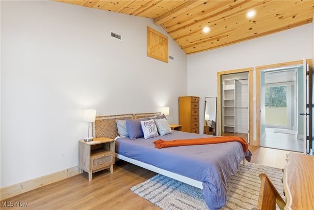 9800 Gleeson Drive, Valley View, OH 44125