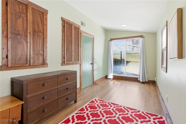 9800 Gleeson Drive, Valley View, OH 44125