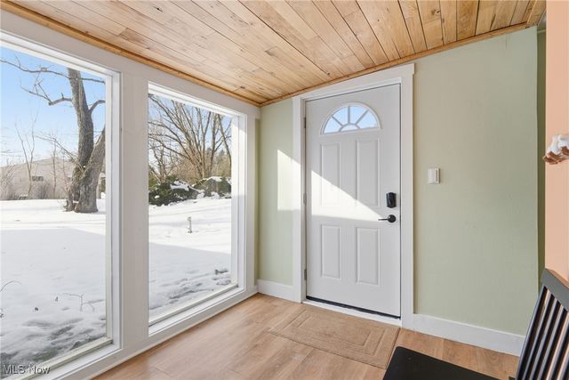 9800 Gleeson Drive, Valley View, OH 44125