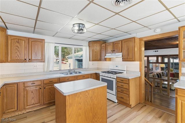 9800 Gleeson Drive, Valley View, OH 44125