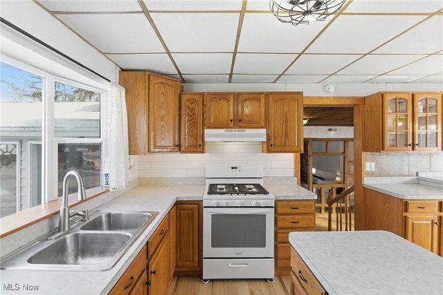 9800 Gleeson Drive, Valley View, OH 44125