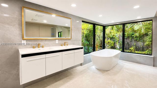 2765 NE 35th Dr, Fort Lauderdale, FL 33308