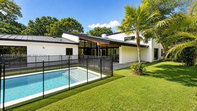 2765 NE 35th Dr, Fort Lauderdale, FL 33308
