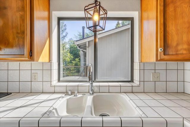 11514 Madrone Ct, Auburn, CA 95602