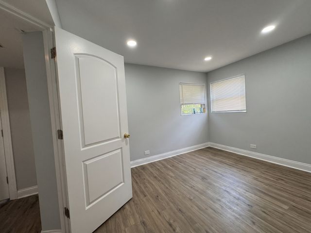 5711 W 87TH Place, Oak Lawn, IL 60453