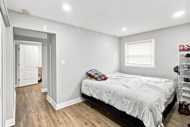 5711 W 87TH Place, Oak Lawn, IL 60453