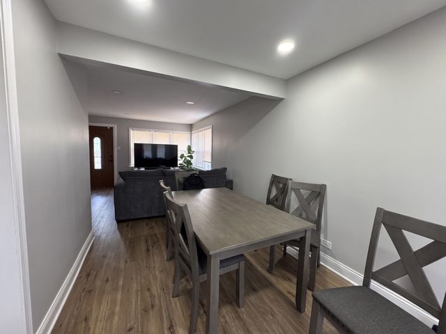 5711 W 87TH Place, Oak Lawn, IL 60453