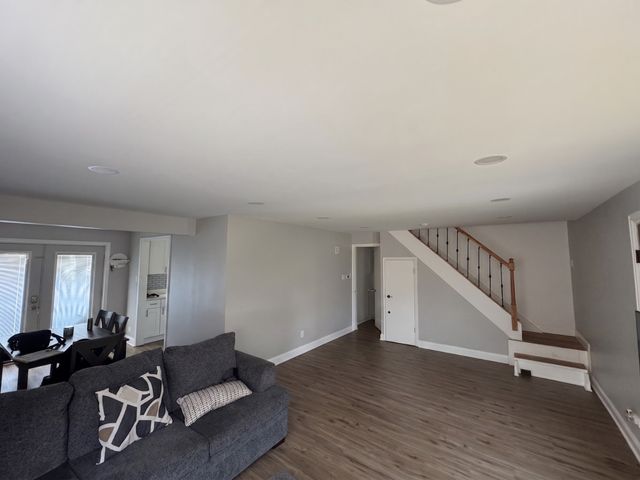5711 W 87TH Place, Oak Lawn, IL 60453