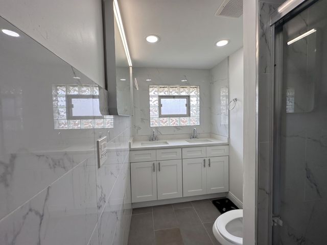 5711 W 87TH Place, Oak Lawn, IL 60453