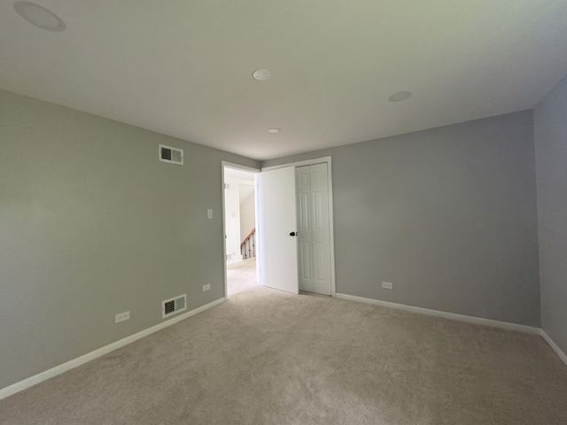 5711 W 87TH Place, Oak Lawn, IL 60453