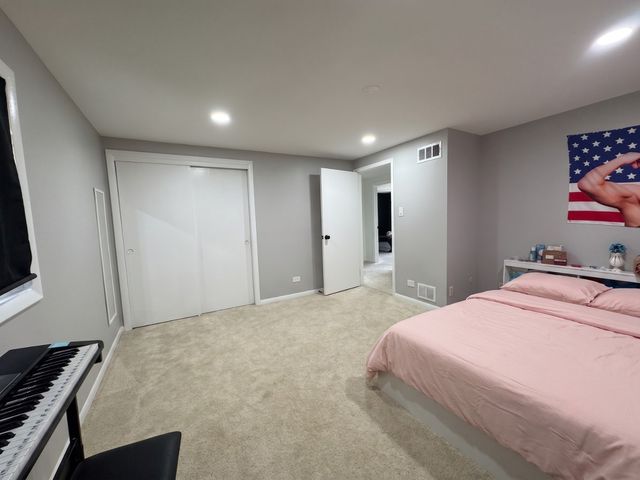 5711 W 87TH Place, Oak Lawn, IL 60453