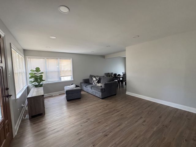 5711 W 87TH Place, Oak Lawn, IL 60453