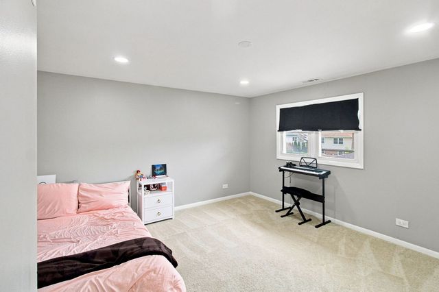 5711 W 87TH Place, Oak Lawn, IL 60453