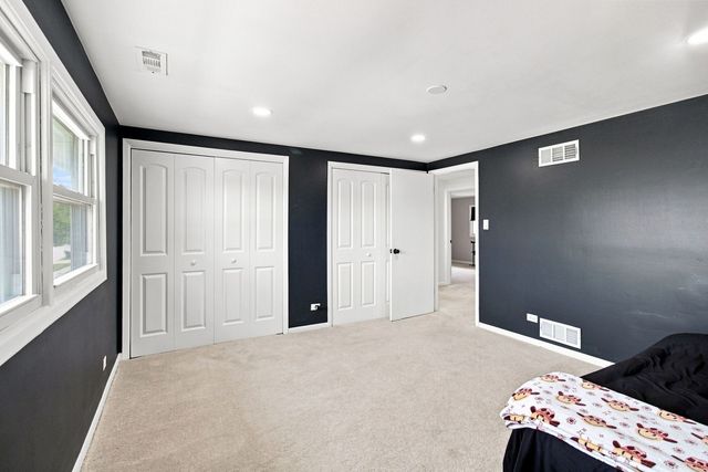 5711 W 87TH Place, Oak Lawn, IL 60453