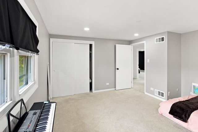 5711 W 87TH Place, Oak Lawn, IL 60453