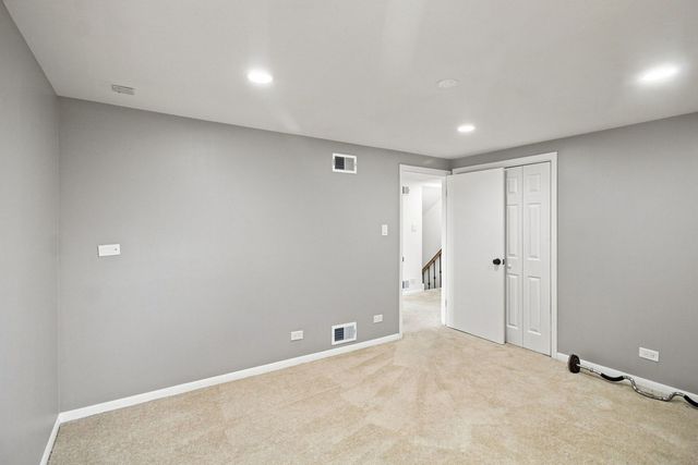 5711 W 87TH Place, Oak Lawn, IL 60453