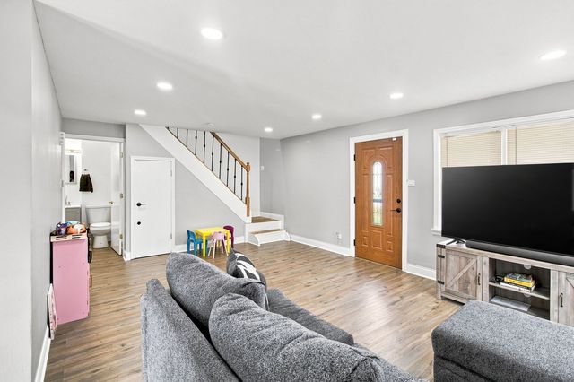 5711 W 87TH Place, Oak Lawn, IL 60453