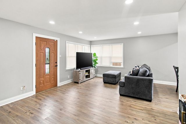 5711 W 87TH Place, Oak Lawn, IL 60453