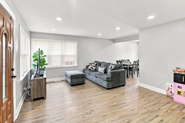 5711 W 87TH Place, Oak Lawn, IL 60453