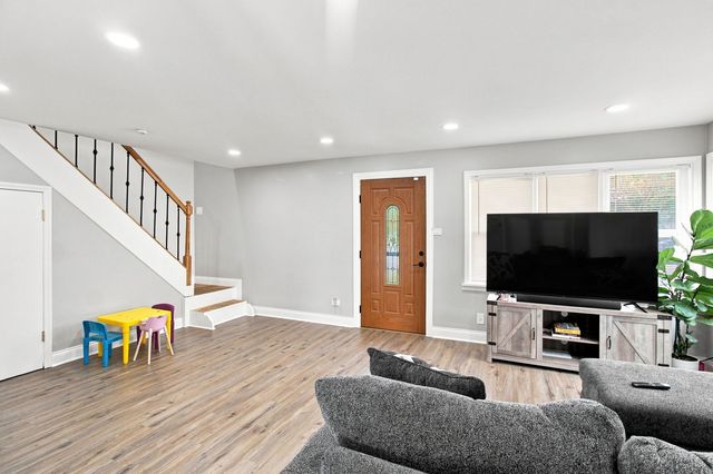 5711 W 87TH Place, Oak Lawn, IL 60453