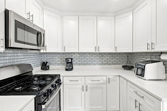 5711 W 87TH Place, Oak Lawn, IL 60453