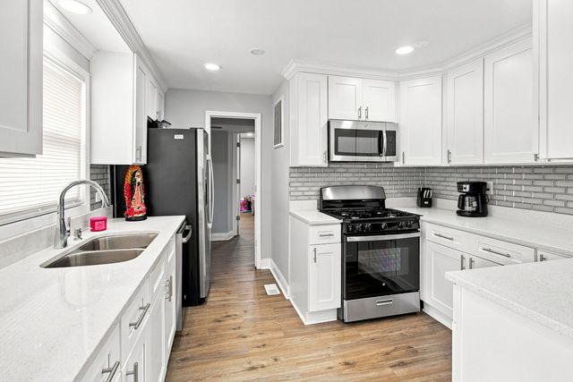 5711 W 87TH Place, Oak Lawn, IL 60453