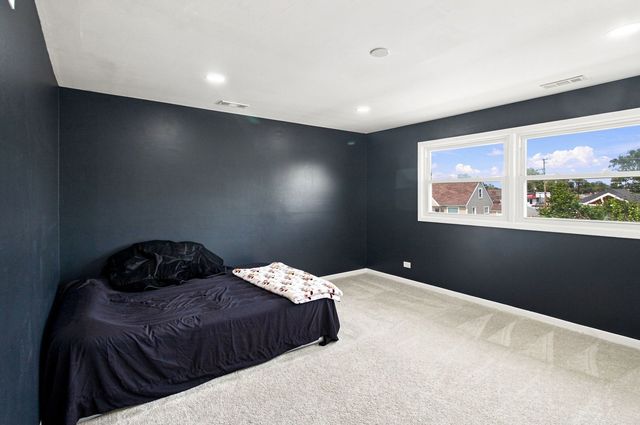 5711 W 87TH Place, Oak Lawn, IL 60453