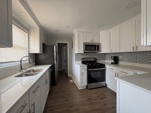 5711 W 87TH Place, Oak Lawn, IL 60453