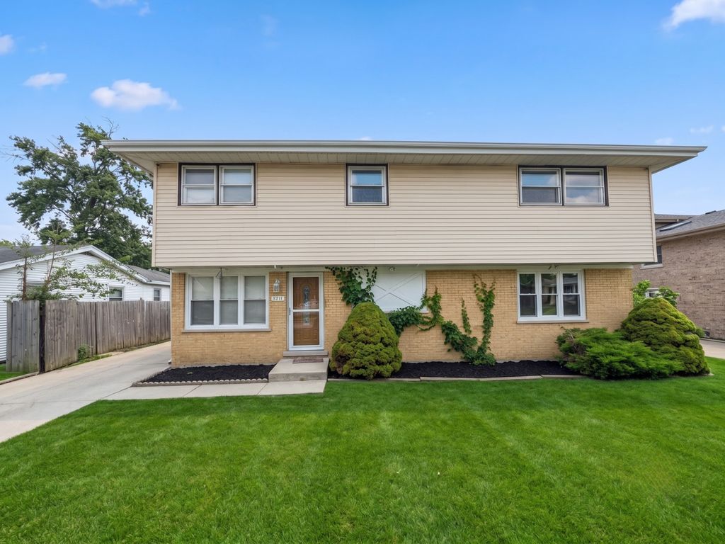 5711 W 87TH Place, Oak Lawn, IL 60453