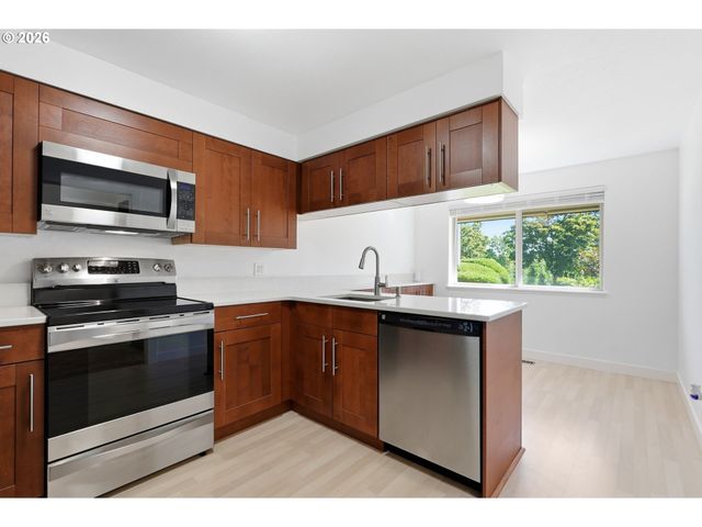 242 GREENRIDGE Dr, Lake Oswego, OR 97035
