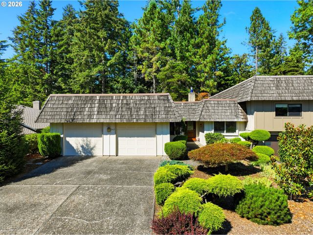 242 GREENRIDGE Dr, Lake Oswego, OR 97035