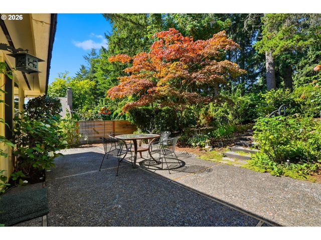 242 GREENRIDGE Dr, Lake Oswego, OR 97035